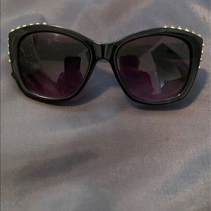 🎈Studded black sunglasses